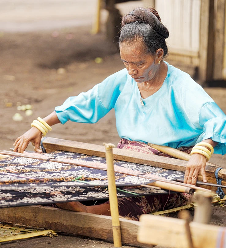 karsa nusa wanita menenun tradisional nusa tenggara timur